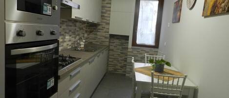 Micro-ondes, four, plaque de cuisson, lave-vaisselle