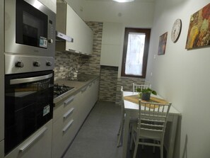 Microwave, oven, stovetop, dishwasher - Family Home Salerno: comfort, space and relaxation near the Amalfi Coast (Salerno)