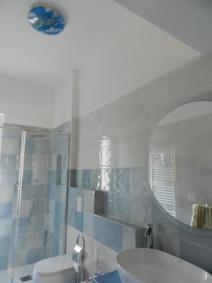 Haartrockner, Handtücher, Seife, Toilettenpapier