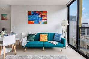 TV - Luxury Living in Heart of South Yarra near Jam Factory, Prahran Market Chapel St (South Yarra)