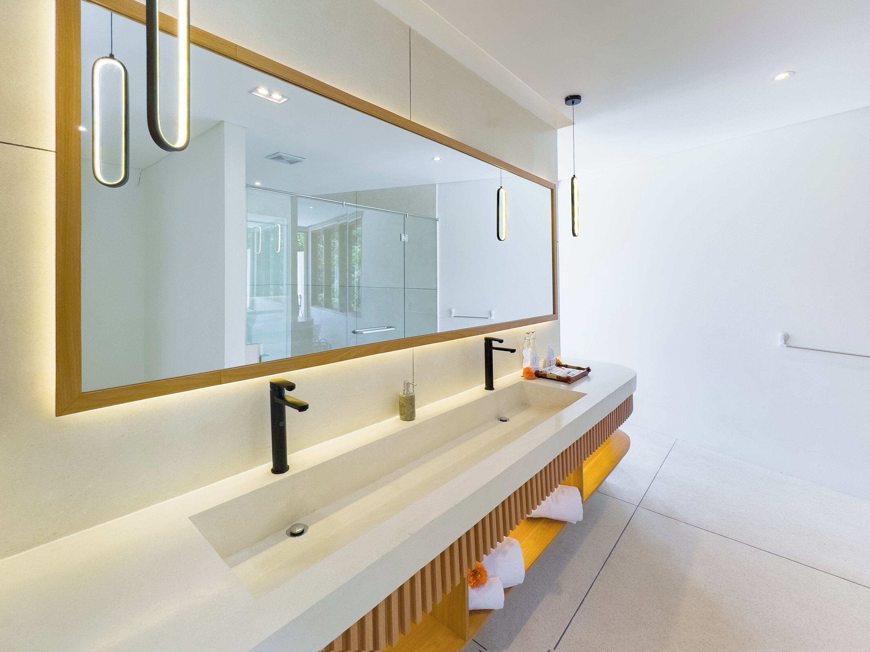 Hårføner, bidé, håndklær og såpe