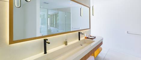 Haartrockner, Bidet, Handtücher, Seife