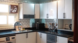 Apartamento Premium, 3 habitaciones | Cocina privada | Frigorífico grande, microondas, placa de cocina y utensilios de cocina