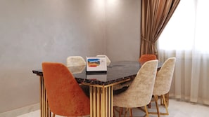 Apartamento Premium, 3 habitaciones | Servicio de comidas en la habitación