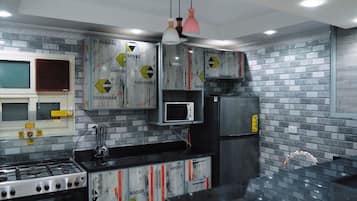 Refrigerador con freezer, microondas, placa de cocina