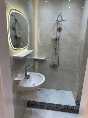 Regadera, bidet, jabón, papel de baño 
