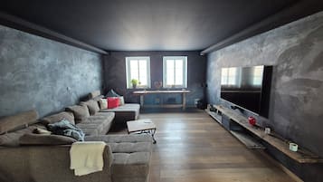 Smart TV, chimenea, videojuegos y futbolito