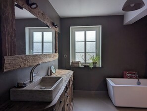 Shower, hair dryer, towels, soap - Large country house sleeps 14 - Garden - Nordic bath (GRUNDVILLER)