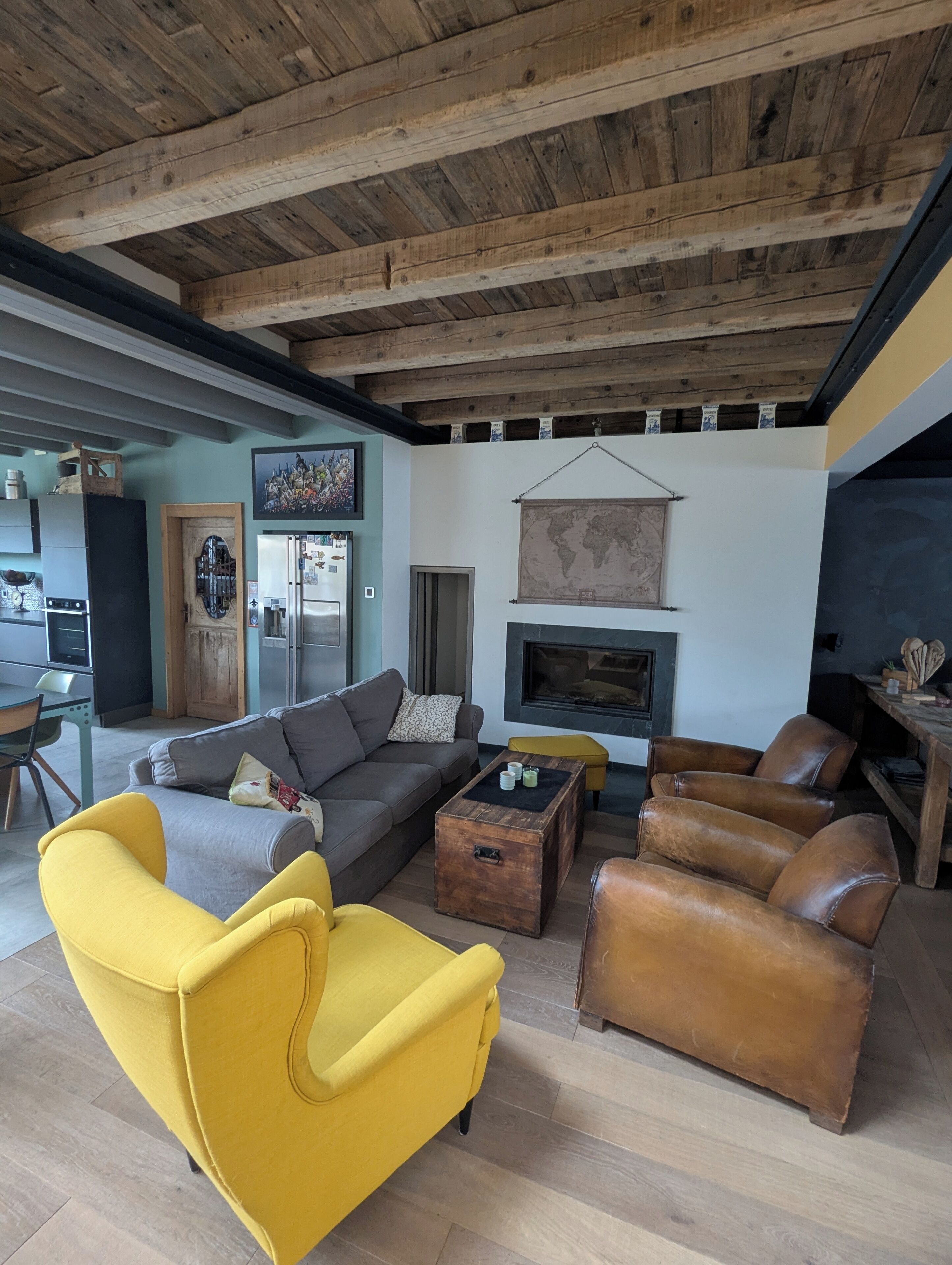 TV connectée, cheminée, jeux vidéo, baby-foot