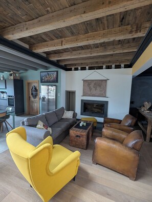 TV connectée, cheminée, jeux vidéo, baby-foot