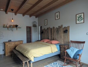 5 bedrooms, free WiFi, bed sheets