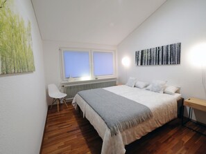 3 habitaciones, tabla de planchar con plancha, wifi y ropa de cama 