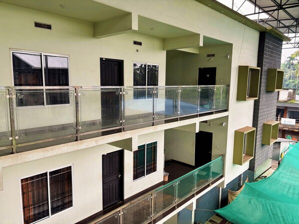 Property grounds - Saraa Homes - 2BHK Self Service Furnished Apt with Balcony near Kalari & MES (Kuruvambalam)