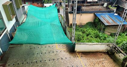 Saraa Homes - 2BHK Self Service Furnished Apt with Balcony near Kalari & MES