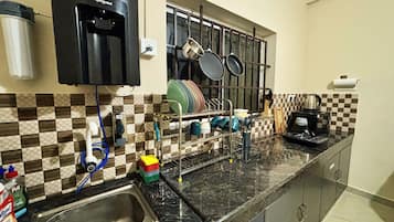 Refrigerador, microondas, parrilla de estufa y utensilios de cocina