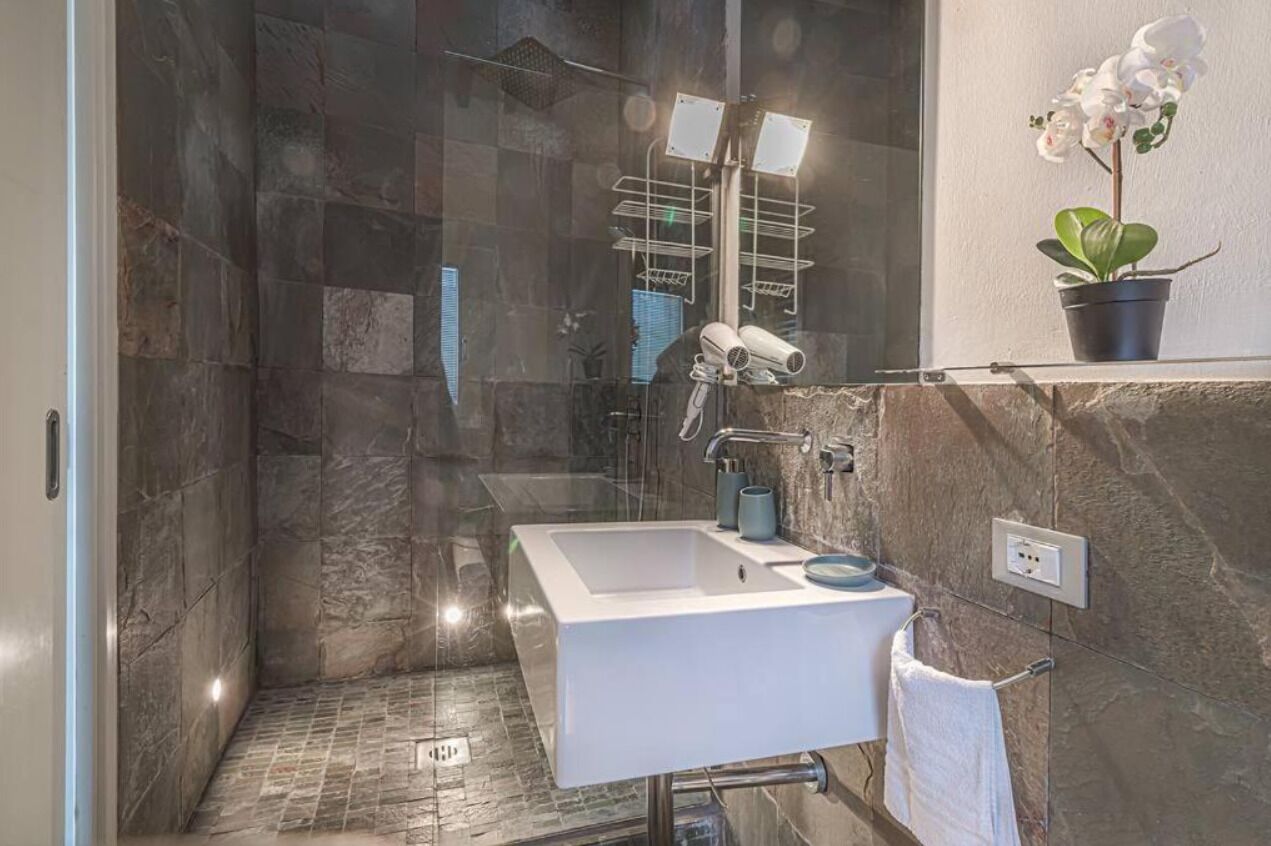 Een douche, een haardroger, een bidet, handdoeken