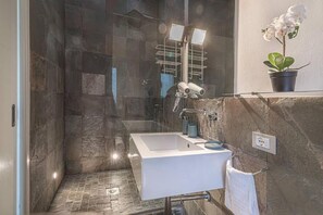 Een douche, een haardroger, een bidet, handdoeken