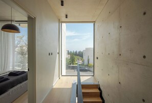 Mörkläggningsgardiner, ljudisolering och strykjärn/strykbräda