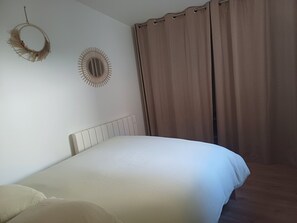 3 habitaciones, tabla de planchar con plancha, wifi y ropa de cama 