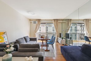 Apartament urbà, 1 llit doble, balcó, vistes a la ciutat | Sala d'estar | Televisor de pantalla plana de 40 polzades amb canals per satèl·lit