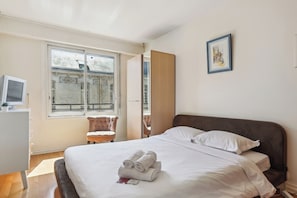 Appartement Ville, 1 lit double, balcon, vue ville | Fer et planche à repasser, lits bébé (en supplément), lit parapluie