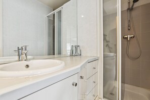 Apartament urbà, 1 llit doble, balcó, vistes a la ciutat | Bany