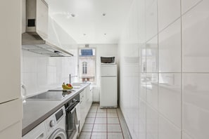 City Apartment, 1 Katil Kelamin (Double), Balcony, City View | Ruang tamu | 40 inci televisyen skrin rata dengan satelit