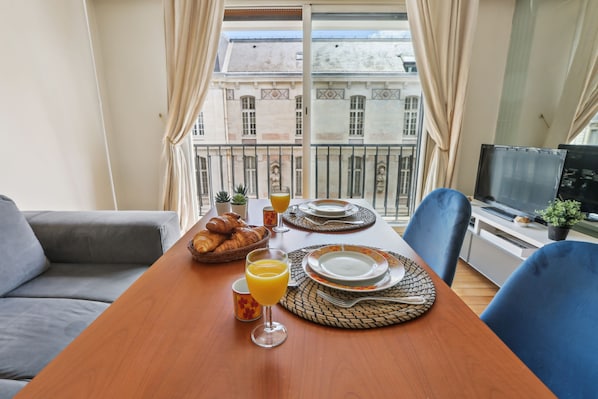 Appartement Ville, 1 lit double, balcon, vue ville | Coin séjour | Télévision à écran plat de 40 pouces avec chaînes par satellite