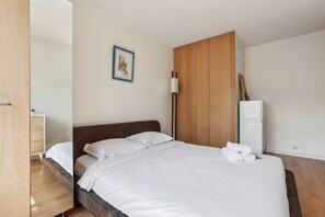 シティ アパートメント ダブルベッド 1 台 バルコニー シティビュー | アイロン / アイロン台、ベビーベッド、旅行用ベビーベッド、WiFi (無料)