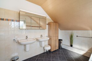 Ducha, artículos de higiene personal gratuitos y secador de pelo