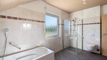Dusche, kostenlose Toilettenartikel, Haartrockner, Handtücher
