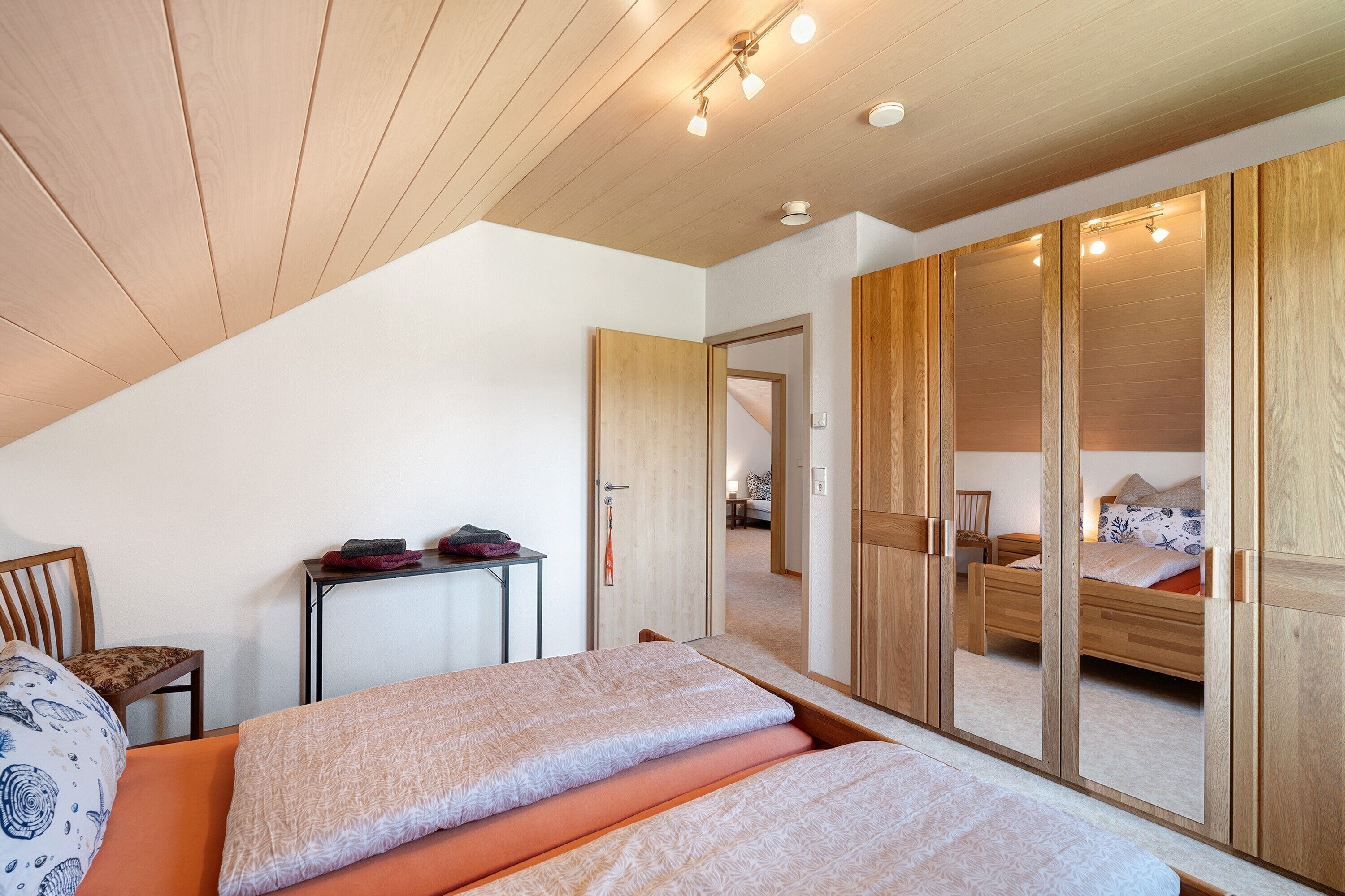 4 bedrooms, desk, WiFi, bed sheets