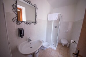 Douche, sĂšche-cheveux, bidet, serviettes fournies