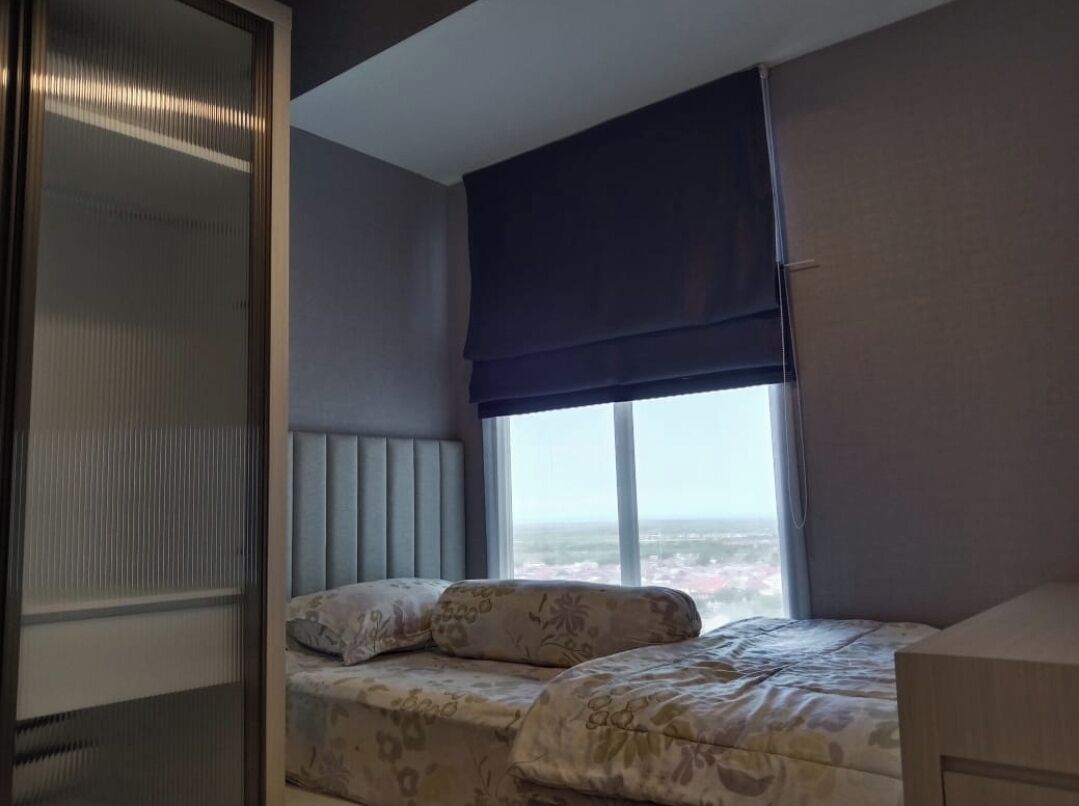 Un dormitorio con cama, ventana con vistas y armario.
