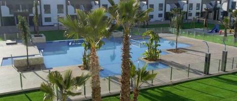 LĂ€genhet | Pool | Utomhuspool