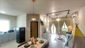 Une cuisine moderne avec un coin repas, un petit espace de vie et une structure ressemblant à une tente.