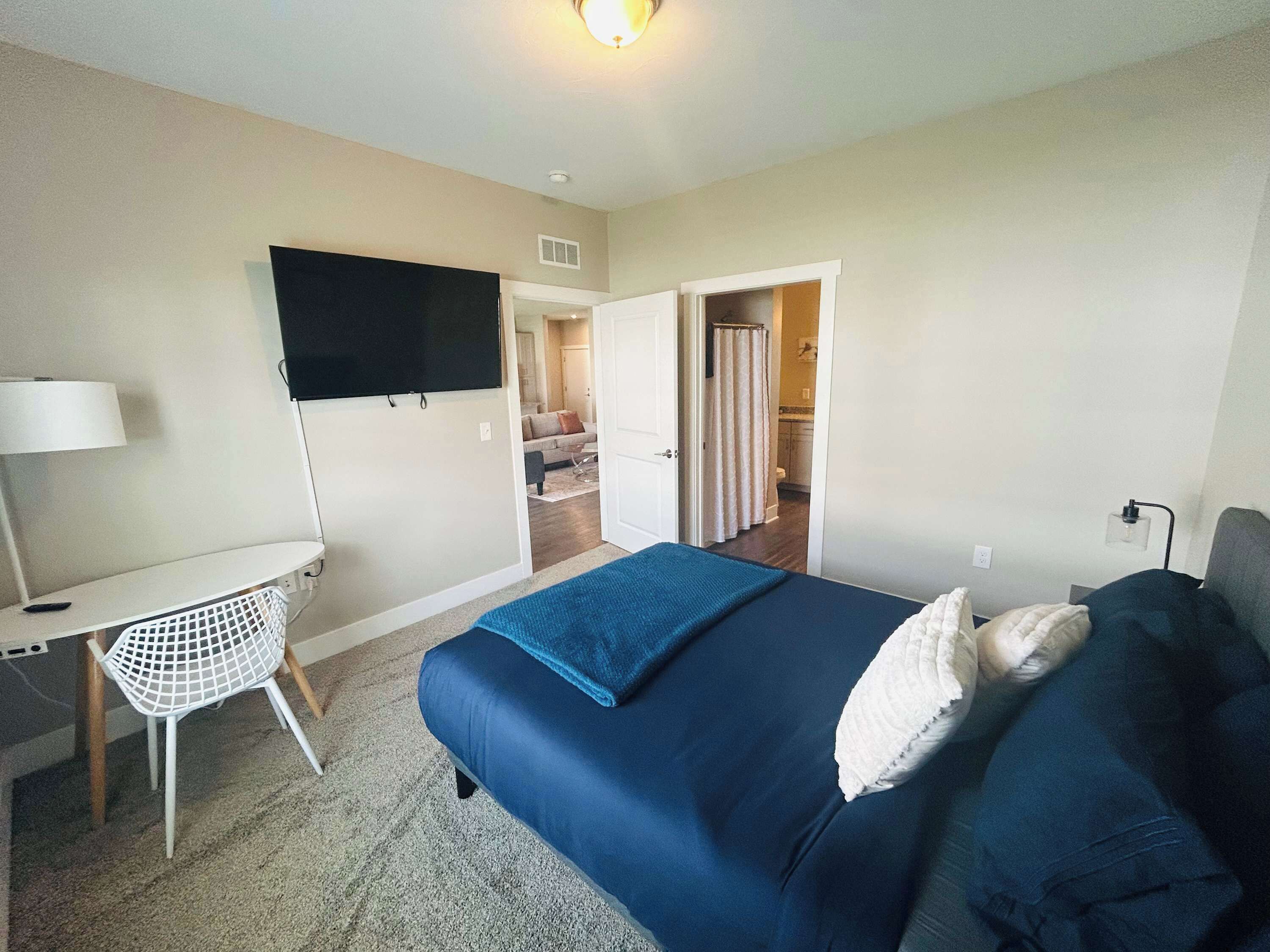 3 habitaciones, escritorio y tabla de planchar con plancha 