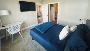 3 habitaciones, escritorio y tabla de planchar con plancha 