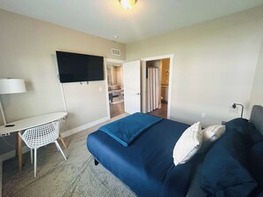 3 soverom, skrivebord, strykejern/-brett og reiseseng for barn