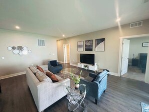 TV, offices - Spacious, Wyoming MI Getaway- Minutes to GR (Wyoming)