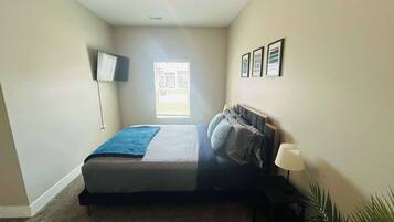 3 Schlafzimmer, Schreibtisch, Bügeleisen/Bügelbrett, Reisekinderbett