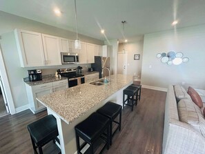 Fridge, microwave, oven, stovetop - Spacious, Wyoming MI Getaway- Minutes to GR (Wyoming)