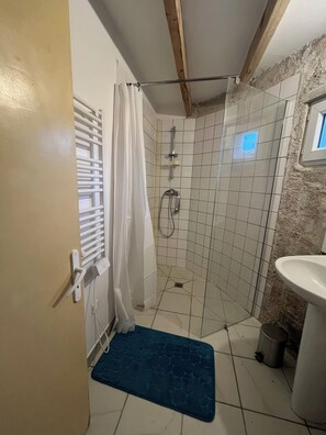 Shower, towels, soap, toilet paper - Chaumière de l'Isle en Brenne (Mauvières)