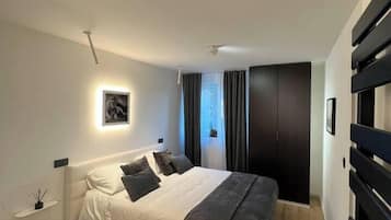 1 bedroom, iron/ironing board, travel crib, WiFi