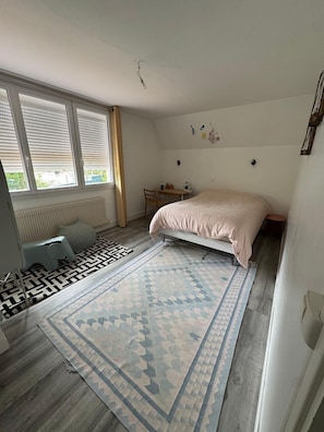 3 chambres, fer et planche à repasser, Wi-Fi, draps fournis