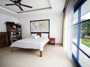 Deluxe Room, 1 King Bed | Desk, free WiFi