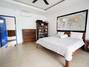 Deluxe Room, 1 King Bed | Desk, free WiFi