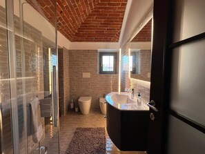 Dusche, Haartrockner, Bidet, HandtĂŒcher