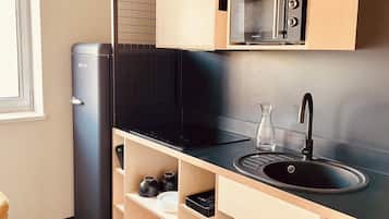 Familie appartement | Privékeuken | Een koelkast, een magnetron, een kookplaat, een espressoapparaat