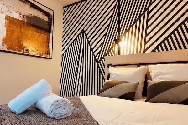 Comfort studio, 1 tweepersoonsbed, toegankelijk voor rolstoelgebruikers, op benedenverdieping | Een bureau, een laptopwerkplek, geluiddichte muren